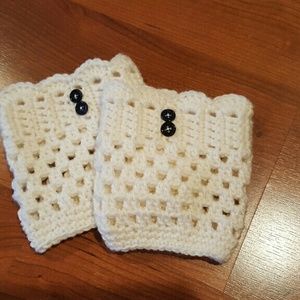 Crochet bootcuffs with buttons