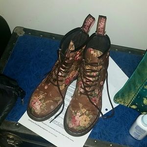 Dr. Martens Women's 1460 Victorian Flowers brown