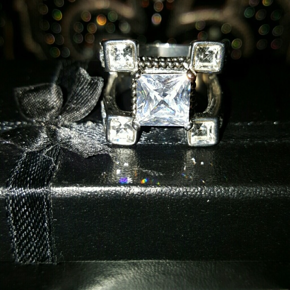 BEAUTIFUL GENUINE CUBIC ZIRCONIA SS RING