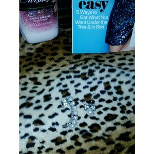 Silver and Pearl Earring Set??