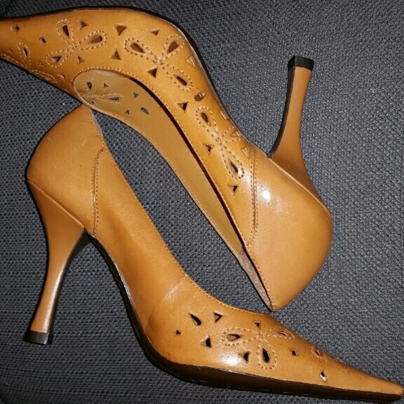 BCBGirls Shoes - BCBGirls NWT Tan Heels sz 6.5