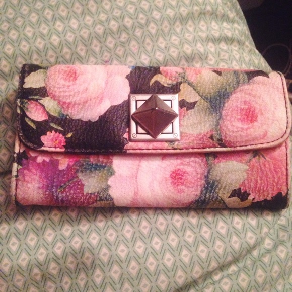 UO floral wallet - Picture 1 of 3