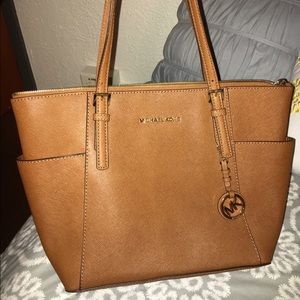 Michael Kors Jet Set Top-Zip Saffiano Tote