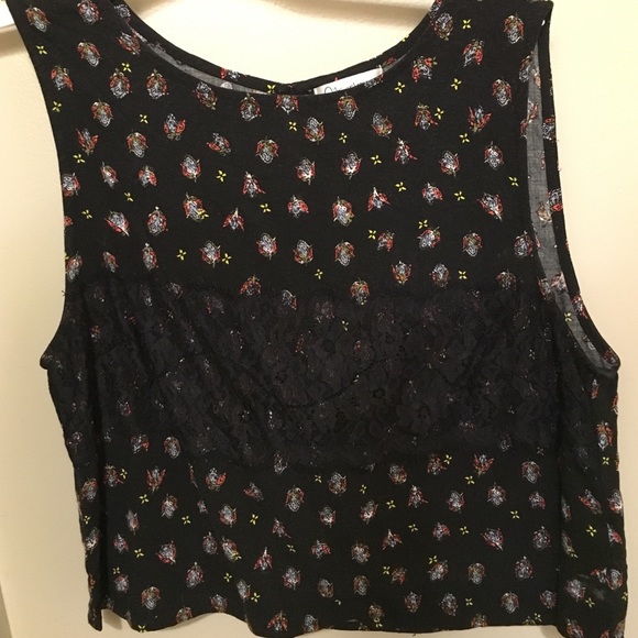 Crop top w/ lace in the middle