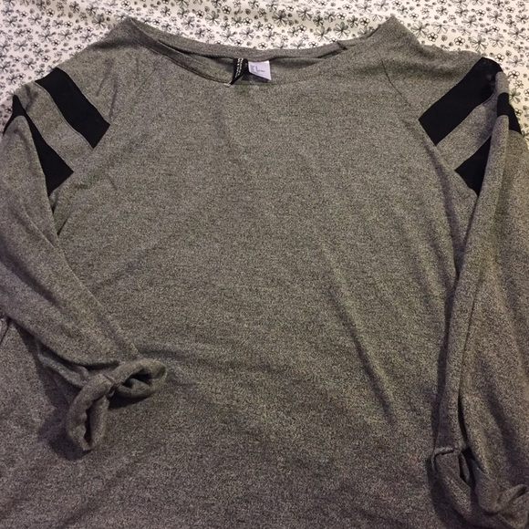 H&M blouse - $9 - Picture 2 of 3