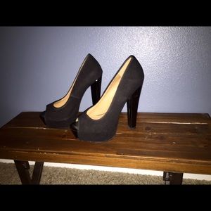 Black Pumps