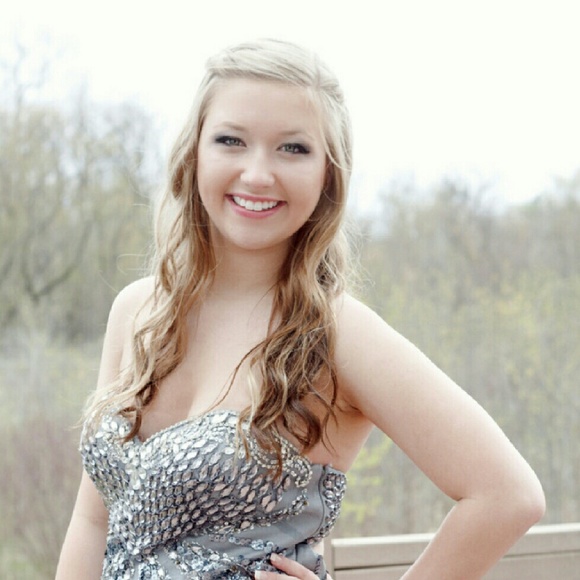 Meet your Posher, Hailee - Picture 2 of 3