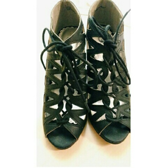 Zigzag lace up heels