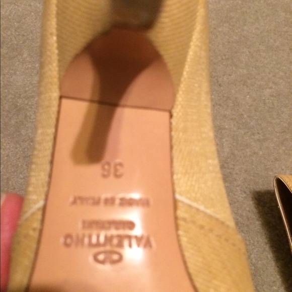 Valentino Rattan Tan Heel SALE🎈🎈🎈🎈 - Picture 3 of 3