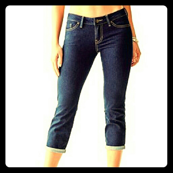 Like New GUESS Mid-Rise Cropped Jeans