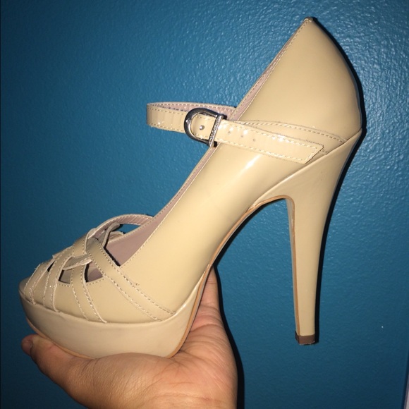 VINCE CAMUTO nude stiletto heels SIZE 9