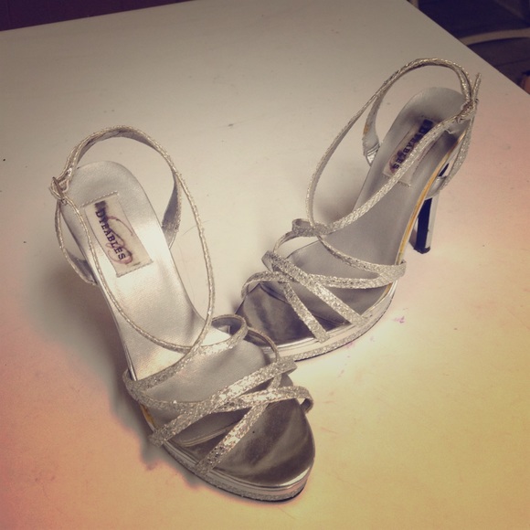 Strappy Silver Metallic Pumps! - Picture 1 of 4