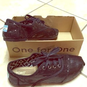 Black Cordones TOMS with sequins & laces
