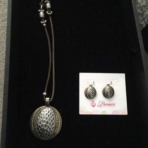 Premier designs society necklace and earring set.