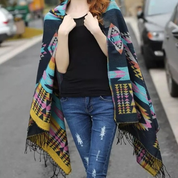 Aztec print Shawl with hoodie - Picture 2 of 4