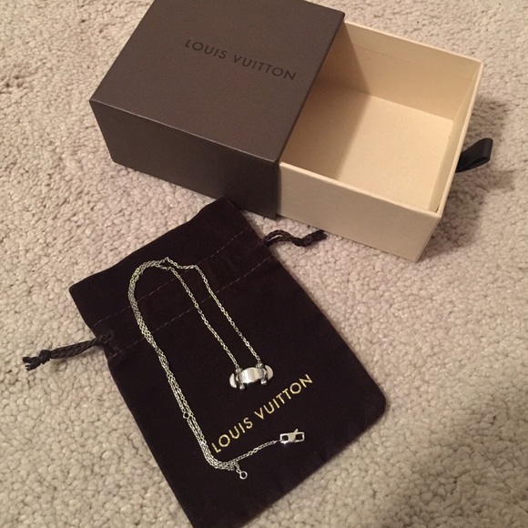 ️Auth Louis Vuitton Stand By Me 18K WG Necklace - Picture 1 of 4