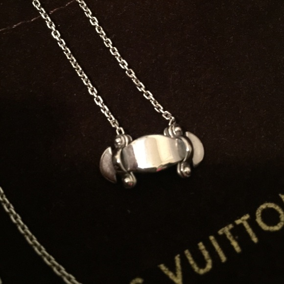 ️Auth Louis Vuitton Stand By Me 18K WG Necklace - Picture 2 of 4