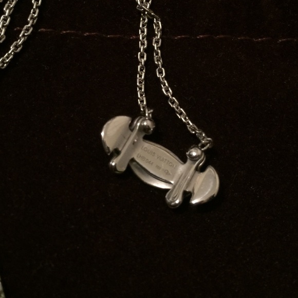 ️Auth Louis Vuitton Stand By Me 18K WG Necklace - Picture 3 of 4