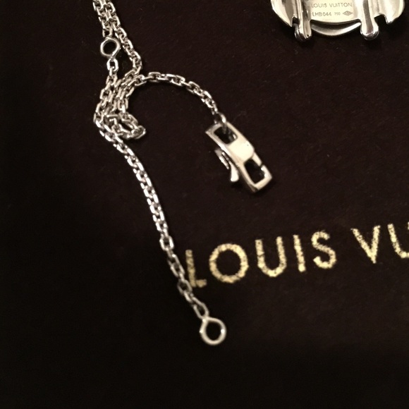 ️Auth Louis Vuitton Stand By Me 18K WG Necklace - Picture 4 of 4