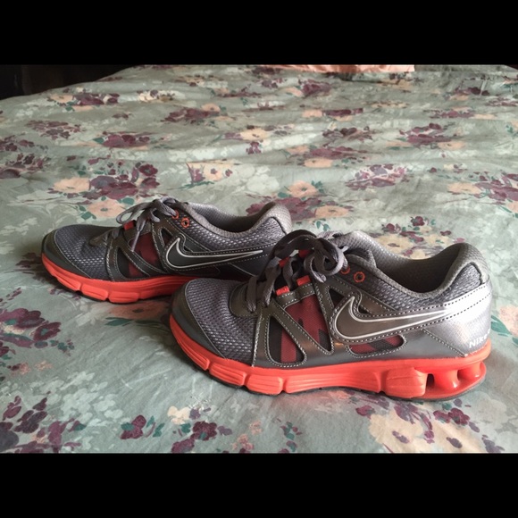 EUC Nike reax size 7