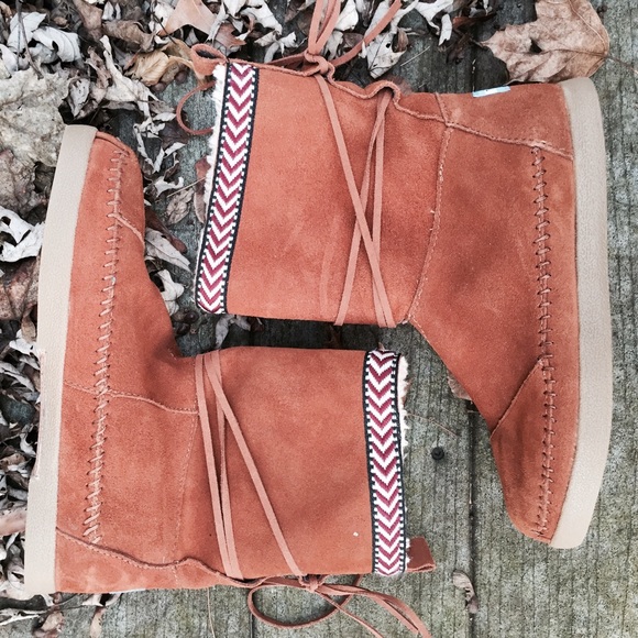 TOMS New w/o tags suede trim Nepal Boot