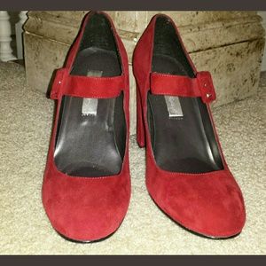 Adorable Red Suede 3 1/2 "Heel Mary Janes