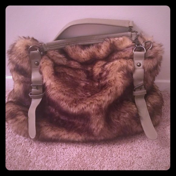 New faux fur bag with shoulder strap - Picture 1 of 3