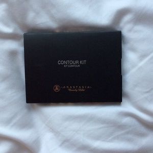 Brand New -Anastasia Contour Kit - Light to Medium