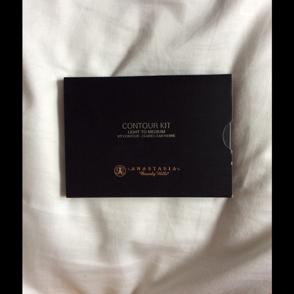Brand new Anastasia contour light to medium