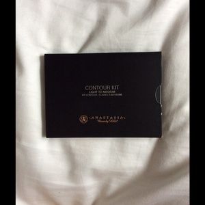 Brand new Anastasia contour kit light to medium