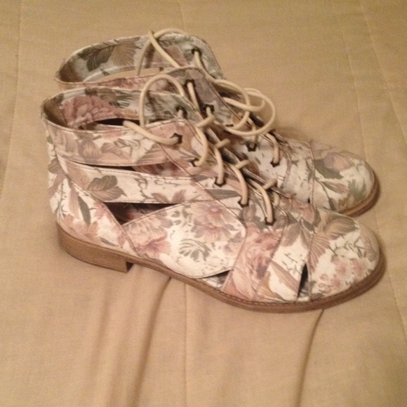 Side cut out Floral Print Bootie