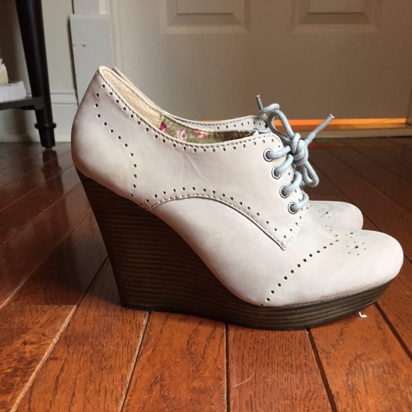 Cute grey wedge booties! Worn twice