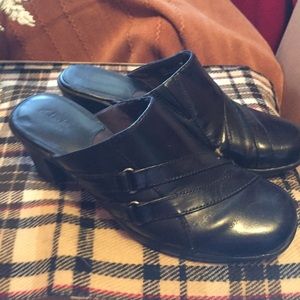 Great clarks clog/mule black