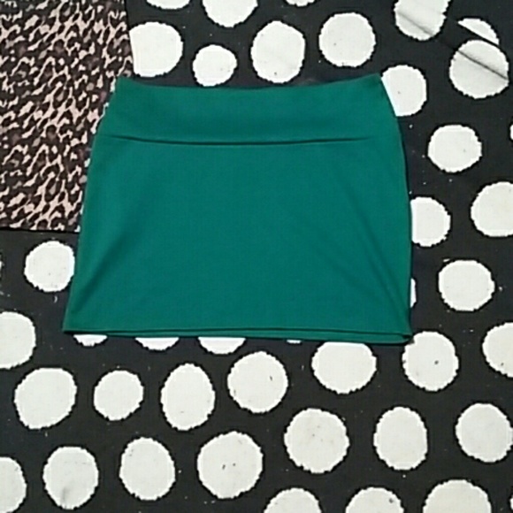 Mini skirts - Picture 2 of 4