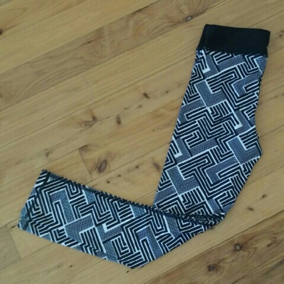 BLACK GEO YOGA PANTS - Picture 1 of 2