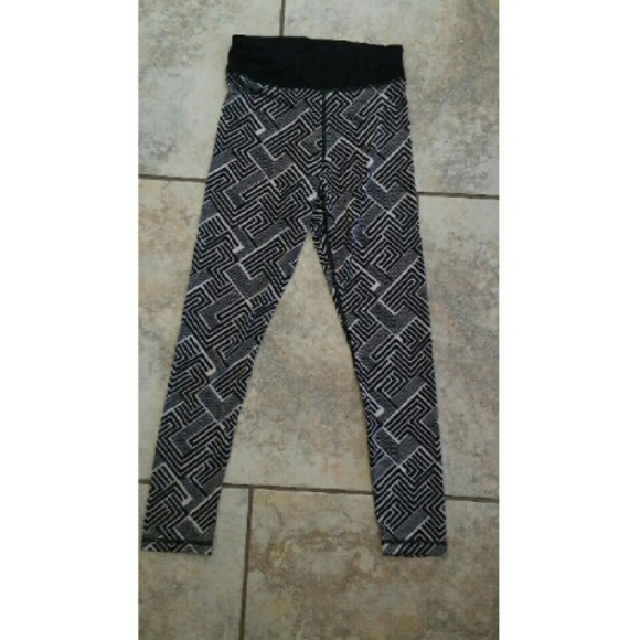 BLACK GEO YOGA PANTS - Picture 2 of 2