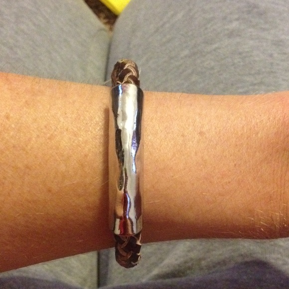 Premier bracelet.