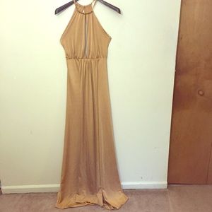 Elegant Long Gold Dress With Chain