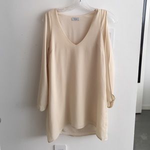 Flowy dress with open sleeves