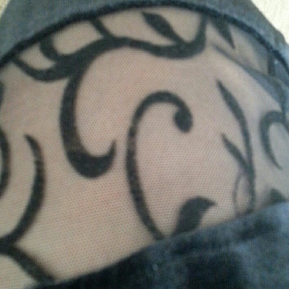 Black Velvet and Curves - Picture 4 of 4