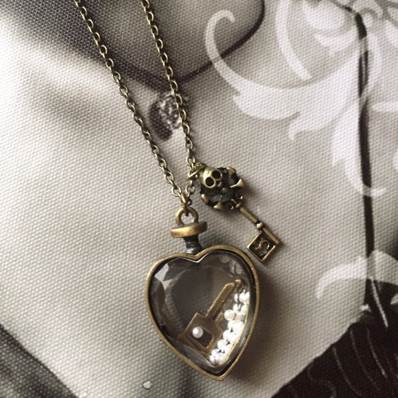 Super chic heart and key necklace!