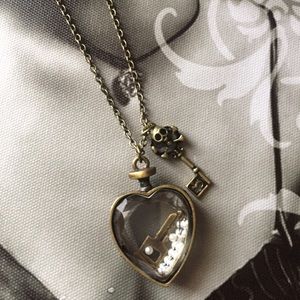 Super chic heart and key necklace!