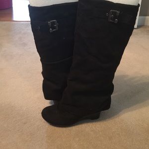Black wedge boots