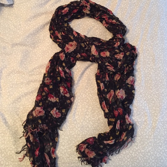 SOLD ✔️Adorable floral scarf
