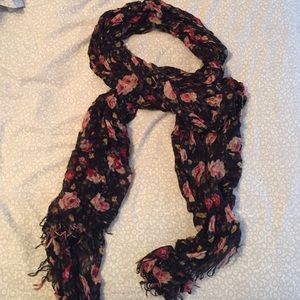 SOLD ✔️Adorable floral scarf