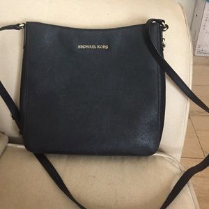 AUTHENTIC BEAUTIFUL MICHAEL KORS CROSS BODY