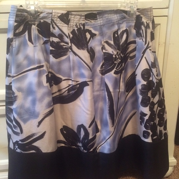 ❌SOLD ON TRADESY ❌Bcbg floral skirt- silk!❌