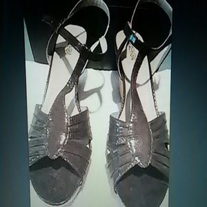Sz 11Steve Madden brown t-strap sandals