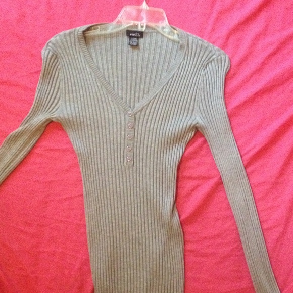 Gray Long Sleeve T-Shirt - Picture 1 of 3
