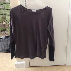 Long sleeve grey colorblocked sleeve tee